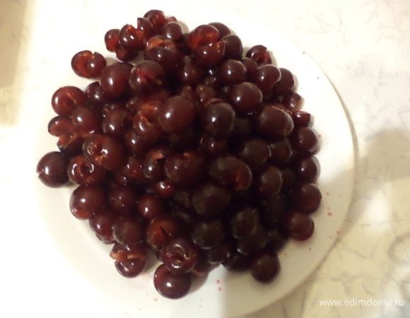 Вынуть из вишен косточки. Красную смородину очистить от веточек.
Перемешать вишню, смородину и сахар.