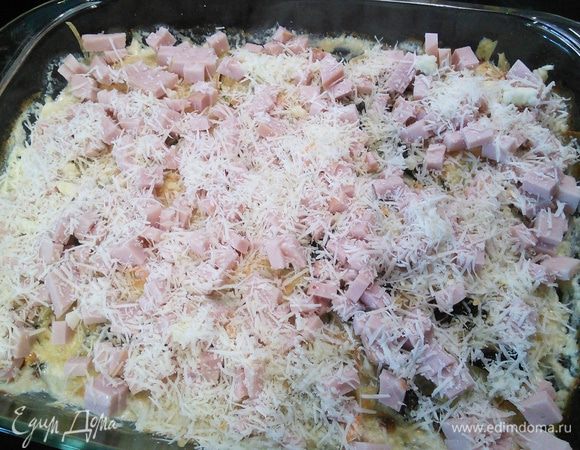 Посыпаем оставшейся гаудой, смешанной с натёртым пармезаном и допекаем гратен ещё 10-15 минут до золотистой корочки. 