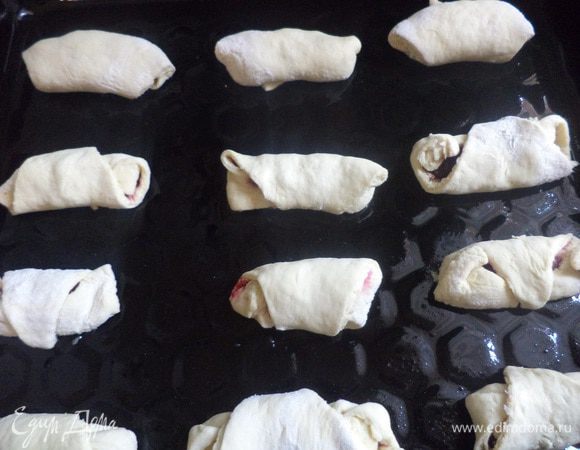 Переложить рогалики на смазанный маслом противень, накрыть хлопчатобумажным полотенцем и оставить в тепле на 30 минут.
Смазать рогалики желтком, выпекать при температуре 180 градусов 20 - 25 минут.