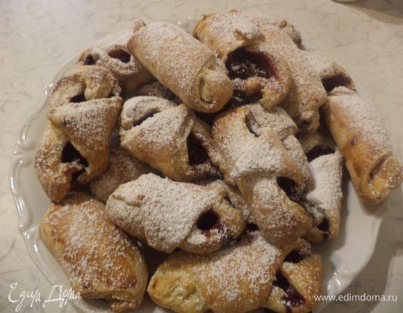 Готовые рогалики посыпать сахарной пудрой.