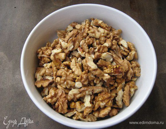 Грецкие орехи и несоленые фисташки очистить.