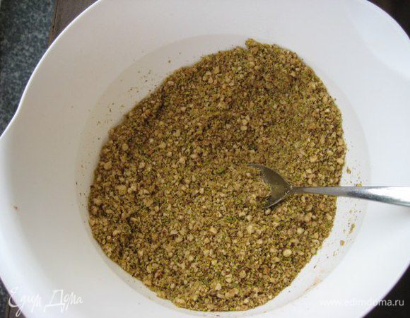 Сливочное масло растопить на медленном огне. Орехи измельчить в комбайне, смешать с корицей и коричневым сахаром.