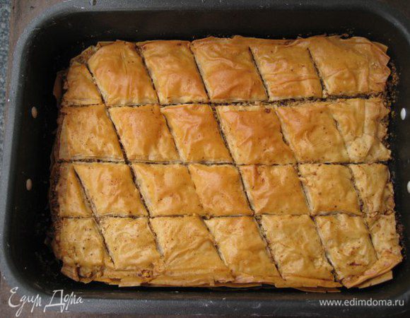 Выпекать при температуре 180С 20 минут, снизить температуру до 160С и выпекать еще 20 минут до золотистого цвета.