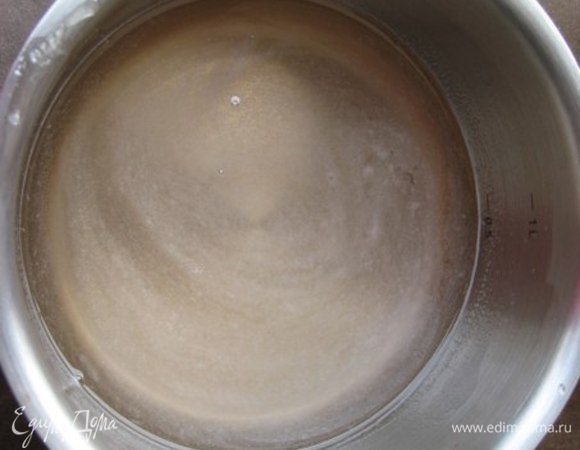 Сварить сироп из воды, меда и сиропа роз. Остудить.