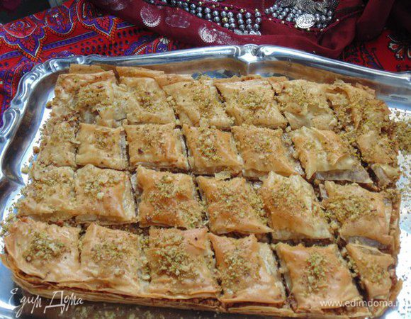 Теплую пахлаву пропитать сиропом, посыпать орехами. Оставить на 3-4 часа, накрыв пищевой пленкой. 