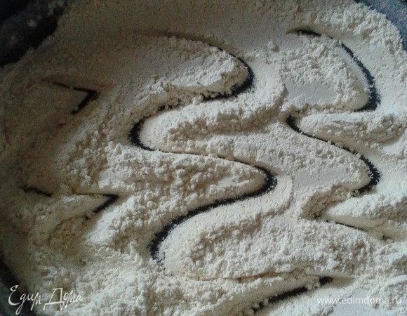 Муку обжарить на сухой сковороде до изменения цвета и появления характерного орехового аромата.