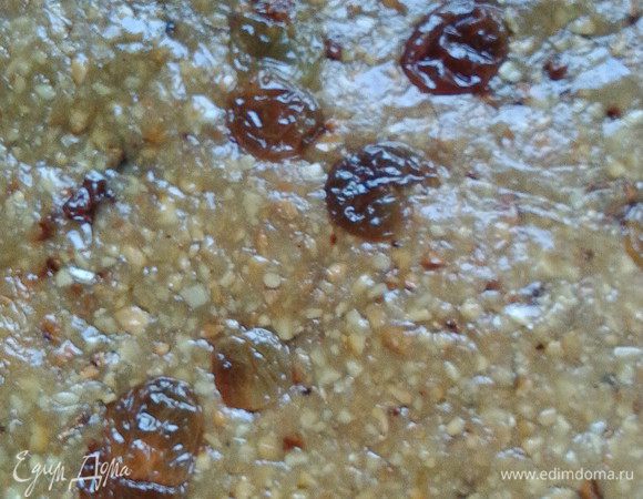 Полученую массу смешать до однородности и не забыть добавить изюм. Готовую халву выложить в форму, застеленую пищевой пленкой и убрать в холод. Когда охладится, можно нарезать на порции и подавать к чаю, кофе, молоку