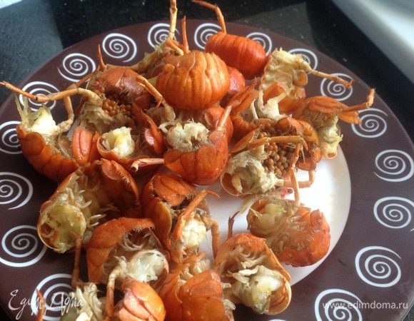 Вареные раковые шейки (их можно хранить в холодильнике до 2 суток, а можно заменить на раков в рассоле) очистите.