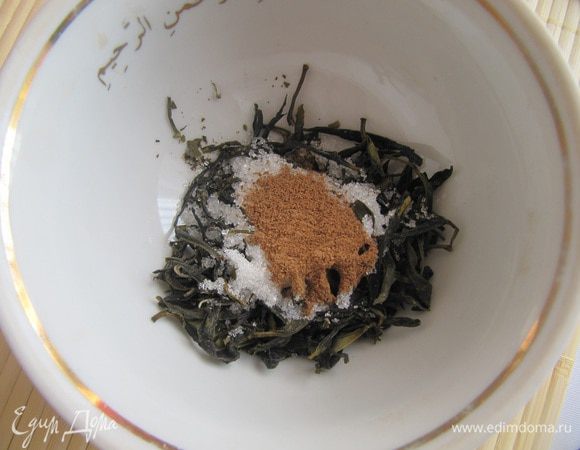 Сухой чай смешать с корицей и сахаром. Положить в заварочный чайник, залить кипящей водой на 1/2 объема,дать настояться в течение 10 минут,
Затем влить кипяток,накрыть чайник салфеткой и оставить на 5 минут