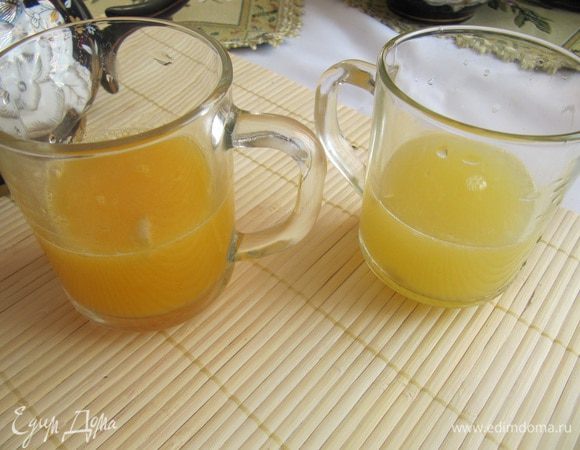 Выжить сок из фруктов. Полученный напиток процедить и соединить с апельсиновым и лимонным соком.