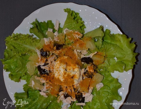 Выложить на тарелку на листья салата ингредиенты, добавить майонез, посыпать карри.