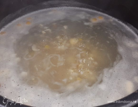 Смесь для ашуре (222 г) залить водой и на среднем огне, помешивая довести до кипения.