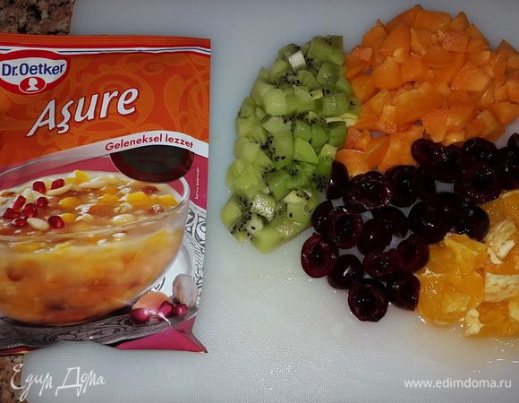 Параллельно нарезать фрукты. Немного отложить для украшения.