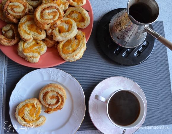 К слойкам приготовим свежий кофе. Для этого в молотый кофе добавим 1 чайную ложку молотой корицы. Варим в турке. 