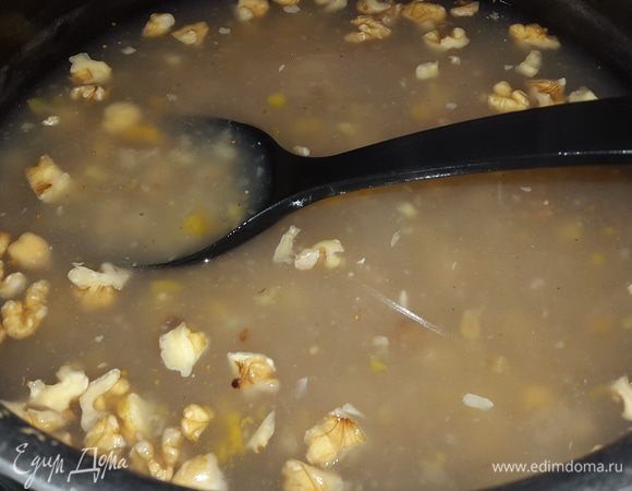 После того как ашуре закипит, убавить огонь и варить помешивая 10 минут. Затем добавить орехи и инжир.