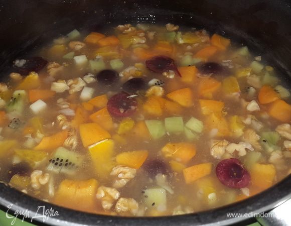 Еще через пять минут отправить в кастрюлю свежие фрукты. Варить пять минут, выключить огонь и дать еще пять минут постоять.