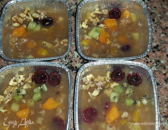 Украсить орехами и фруктами.