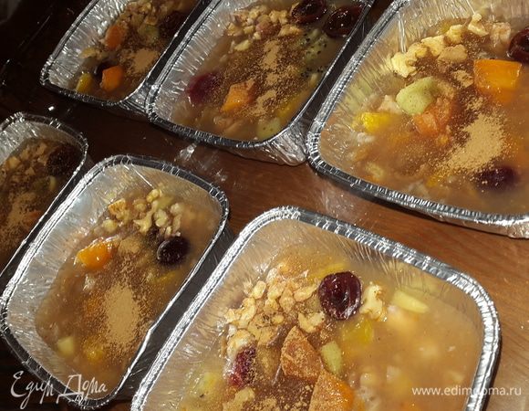 Посыпать корицей. 

Ашуре можно есть и теплым и холодным. Одну порцию у меня сразу же выклянчил и съел муж, а остальные я поставила в стеклянную форму, накрыла пищевой пленкой и отправила в холодильник.
Теперь у нас есть и завтрак, и обед, и ужин на пару дней :)