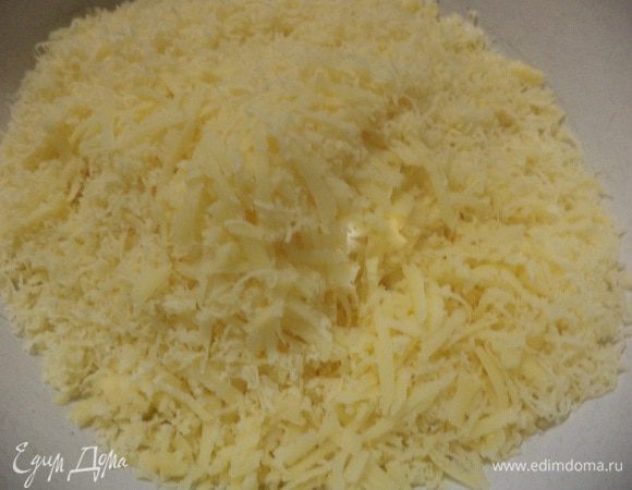 Половину сыра натереть на крупной тёрке, а вторую половину сыра - на мелкой.