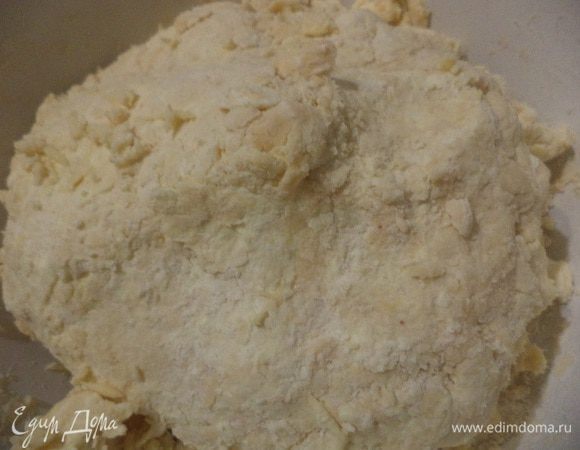 Соединить в большой миске сметану, 3 сырых желтка, соль и паприку.
Добавить натёртый сыр, муку, перемешанную с разрыхлителем и размягчённое сливочное масло. Быстро замесить тесто и убрать его в холодильник на 40 минут.