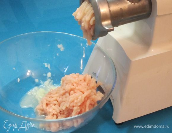 Куриное филе вымыть, нарезать на кусочки и пропустить через мясорубку.