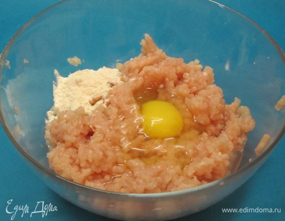 Добавить в куриный фарш натертый на мелкой терке очищенный лук, яйцо, соевый соус, муку и оливковое масло. Чуть присолить.