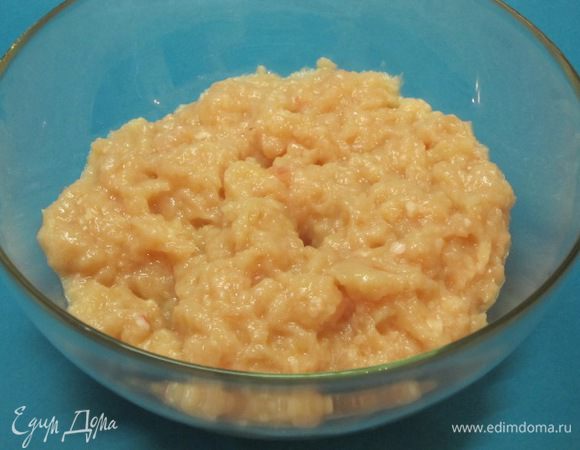 Хорошо вымешать. Чем тщательнее перемешивать фарш, тем сочнее и мягче будут котлеты, так как при этом процессе фарш обогащается кислородом воздуха.