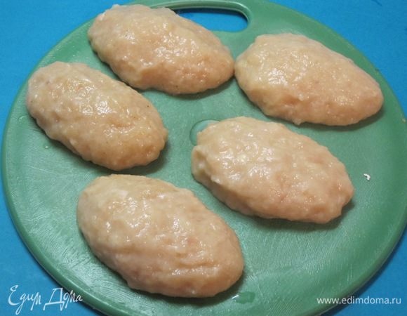 Сформировать из получившегося фарша длинные котлеты. Чтобы легче формировались котлеты, смачивать руки холодной водой. Можно перед формовкой котлет фарш поставить на 30 минут в холодильник.