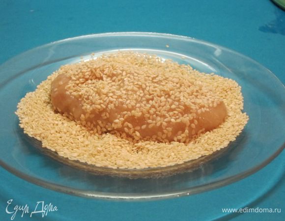 Обвалять котлеты в кунжуте.