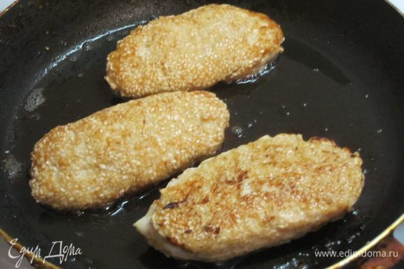 Обжарить куриные котлеты на сковороде с разогретым растительным маслом с двух сторон. Поставить в духовку с температурным режимом 180 С на 10 минут.