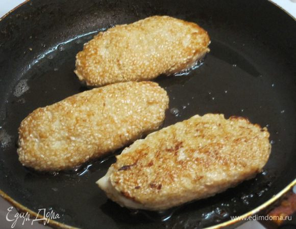 Обжарить куриные котлеты на сковороде с разогретым растительным маслом с  двух сторон. Поставить в духовку с температурным режимом 180 С на 10 минут.