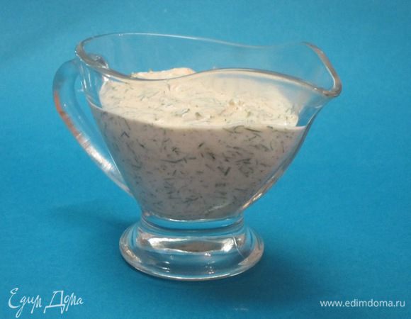 Смешать со сметаной, посолить, приправить молотой сладкой паприкой.