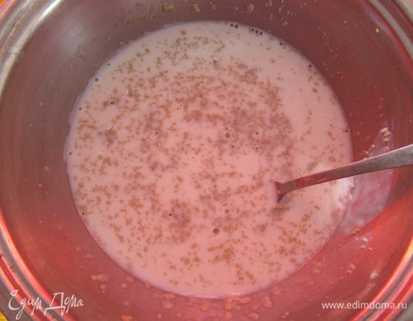 Подогрейте молоко, чтобы оно было теплое, добавьте туда дрожжи и сахар, размешайте и дайте дрожжам "ожить", чтобы они поднялись шапочкой. 
В другой миске смешайте муку, масло, яйца, сметану и соль. Слегка перемешайте. Затем в эту смесь добавьте дрожжи. Все  хорошенько перемешайте. Теперь эту массу выложите на слегка посыпанный мукой стол и хорошо вымесите мягкое тесто. Выложите тесто в чашку, накройте полотенцем и поставьте в теплое место на 1-1,5 часа. Тесто должно хорошо подойти.