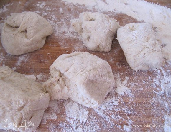 Пока тесто подходит, сделайте начинку. Орехи немного поджарьте.
Орехи пропустите через мясорубку или прокатайте скалкой (в блендере ни в коем случае не измельчать, слишком мелкие получаются и вкус будет уже не тот). Измельченные орехи смешайте с ванилином и сахарной пудрой (кто любит, добавьте кардамон и корицу). Форму смажьте растительным маслом.
Подошедшее тесто разделить на 12 частей, один кусочек из которых, должен быть в 2 раза больше других. Берем теперь этот большой кусочек и раскатываем его площадью такой, чтобы он накрыл дно и бока нашей формы, и еще чуть-чуть свисал... Тесто нужно раскатывать очень тонко примерно 1 мм. Намотайте тесто на скалку и перенесите на форму
и буквально выстелите им форму. Края теста пусть свисают (потом срежете).