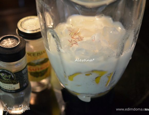 Манго спелый очистить от кожуры и ядра, порезать кубиками, сложить в блендер. Затем налить молоко, воду, добавить колотый лед и специи. 
Если нет свежего манго можно замороженный кубиками, воду уже не добавлять.