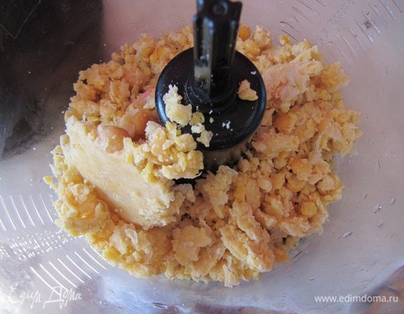 Нут замочите на ночь. Затем промойте и отварите до готовности. Готовый нут измельчите в блендере