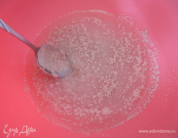 В миску налейте теплой воды, добавьте сахар, дрожжи. Перемешайте и накройте полотенцем, оставьте на 15 минут.
