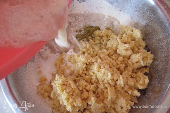В миску положите цельнозерновую муку, а пшеничную муку просейте. Добавьте, соль, хмели-сунели, измельченный нут и влейте опару.
