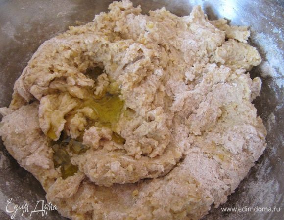 Перемешайте. Добавьте оливковое масло и замесите тесто. Месите примерно 5 минут.
