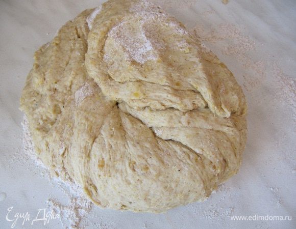 Выложите тесто на стол присыпанной мукой. Намажьте руки маслом, чтобы тесто не прилипало и месите тесто.