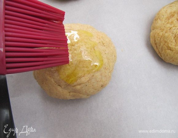 Из теста сформируйте булочки. Получается 6 шт. Аккуратно кисточкой обмажьте оливковым маслом.
	