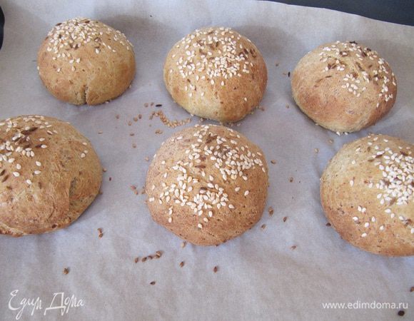 Посыпьте зирой и кунжутом. Выпекайте в разогретой духовке при 200 градусах до готовности.