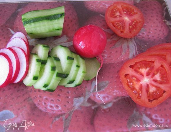 Овощи разрежьте кружочками.