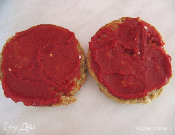 Затем готовые булочки разрежьте пополам, смажьте соусом.