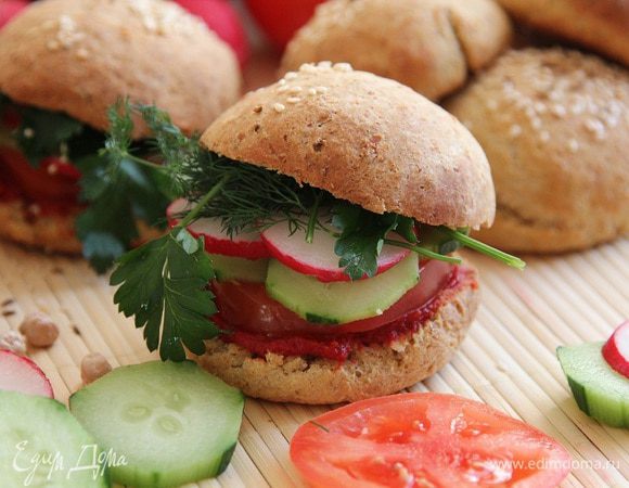 Выложите овощи помидор, огурец, редис и зелень.
Вот и готово! Приятного аппетита!!!