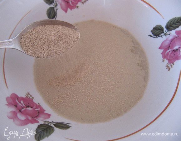 Дрожжи и сахар растворить в 1/2 стакана теплой воде, и оставить на 15 минут.