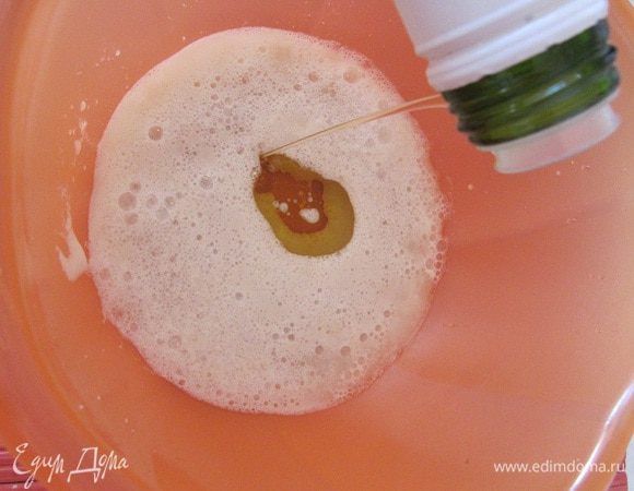 Затем к дрожжам добавить оливковое масло, соль, перемешать.