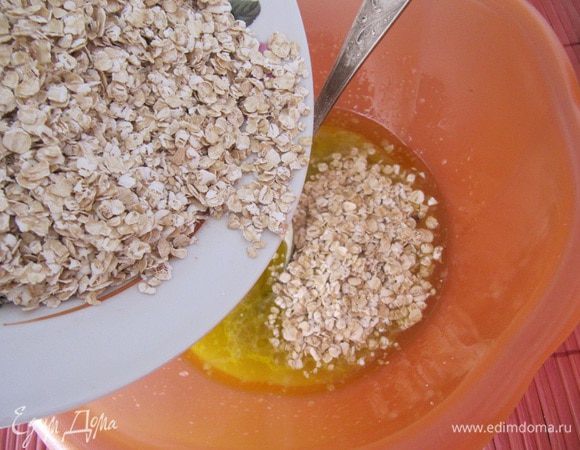 Ввести овсяные хлопья, размешать до однородности.