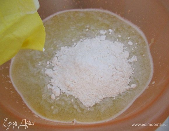 Постепенно всыпать муку и замесить тесто.

