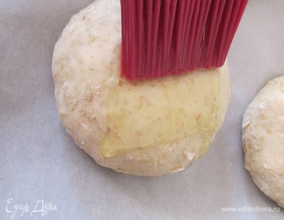  Затем обмазать аккуратно кисточкой оливковым маслом.

